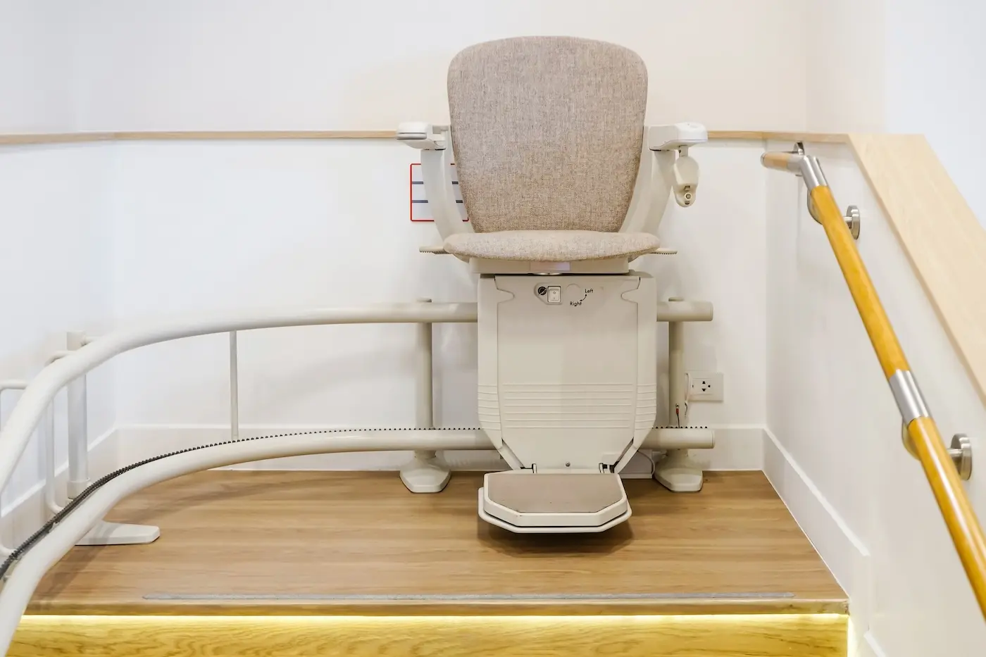 Detalle del asiento, reposabrazos y mandos de una silla salvaescaleras