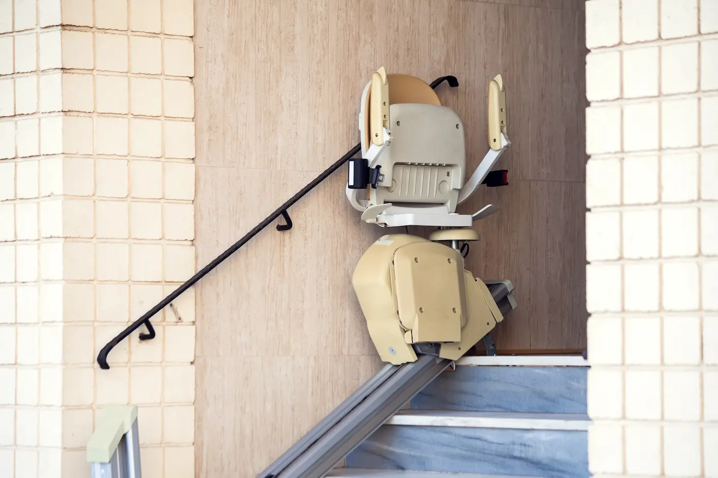 Silla salvaescaleras de exterior resistente a la intemperie instalada en un acceso