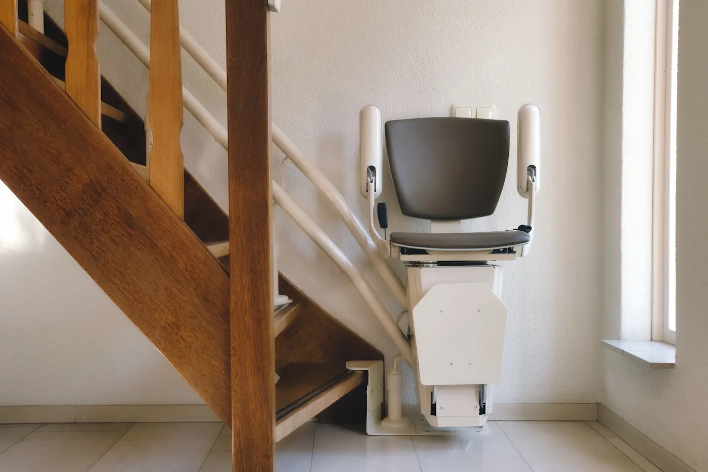 Silla salvaescaleras plegable instalada temporalmente en una escalera de Móstoles