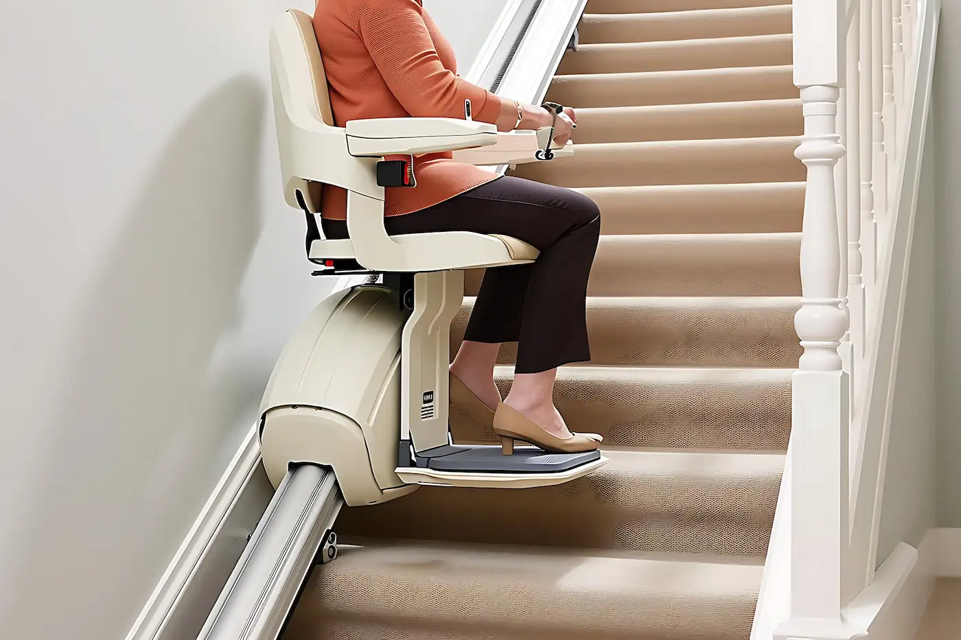 Silla salvaescaleras recta instalada en una escalera de un tramo en Móstoles